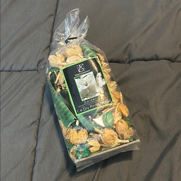 Gardenia Scented Mix - Green and Cream - Picture 1 of 4